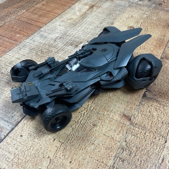 DC Batman Batmobile Justice League Collector Toy Car Metal Die Cast Scale 1/24 - Picture 1 of 8